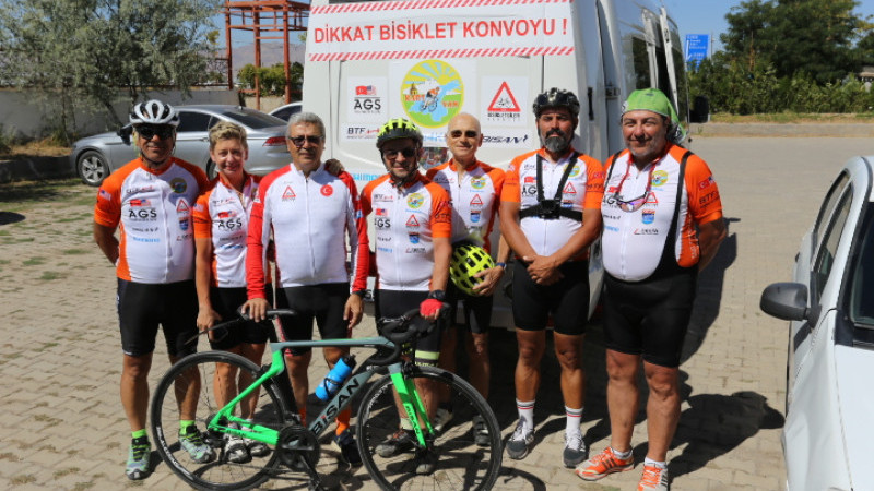 Patnos'a gelen Türk ve ABD'li bisikletliler 'den eğitime destek