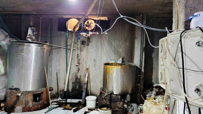 Doğubayazıt'da ruhsatsız işletmede 5 ton 709 kilogram pekmez ele geçirildi