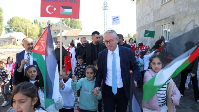 Ağrılı öğrenciler, Gazze'deki ihtiyaç sahipleri için hayır panayırı düzenledi