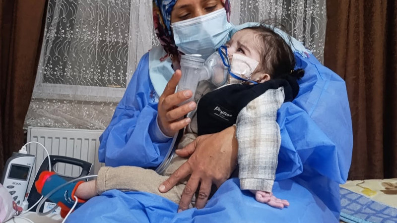 SMA’lı Kerem bebek yoğun bakımda hayata tutunmaya çalışıyor