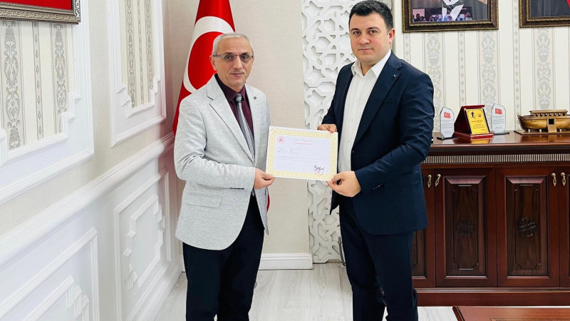 Tayini çıkan Müdüre Başarı Belgesi