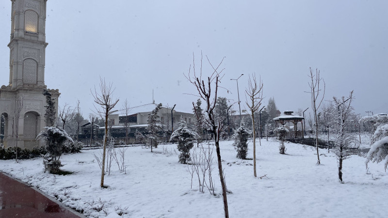 Patnos’ta Nisan ayında yağan kar şaşkınlık yarattı