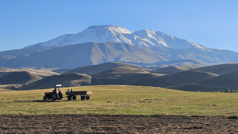 Süphan Dağı beyaza büründü, mevsimin ilk karı yağdı